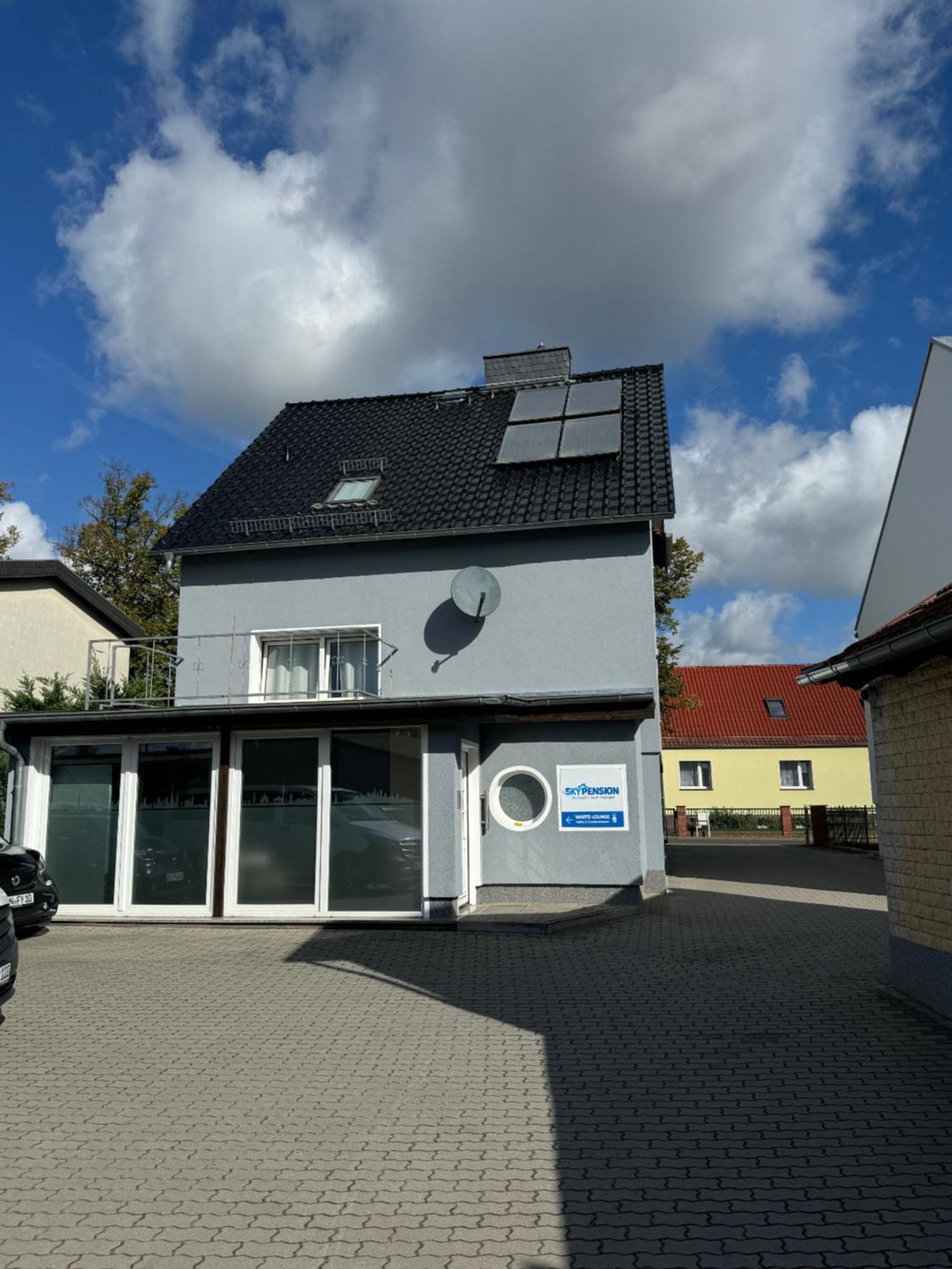 Skypension Schönefeld Eksteriør bilde